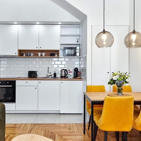 Modern Living Apt - Emberly - Private Parking ノヴィ・サド エクステリア 写真