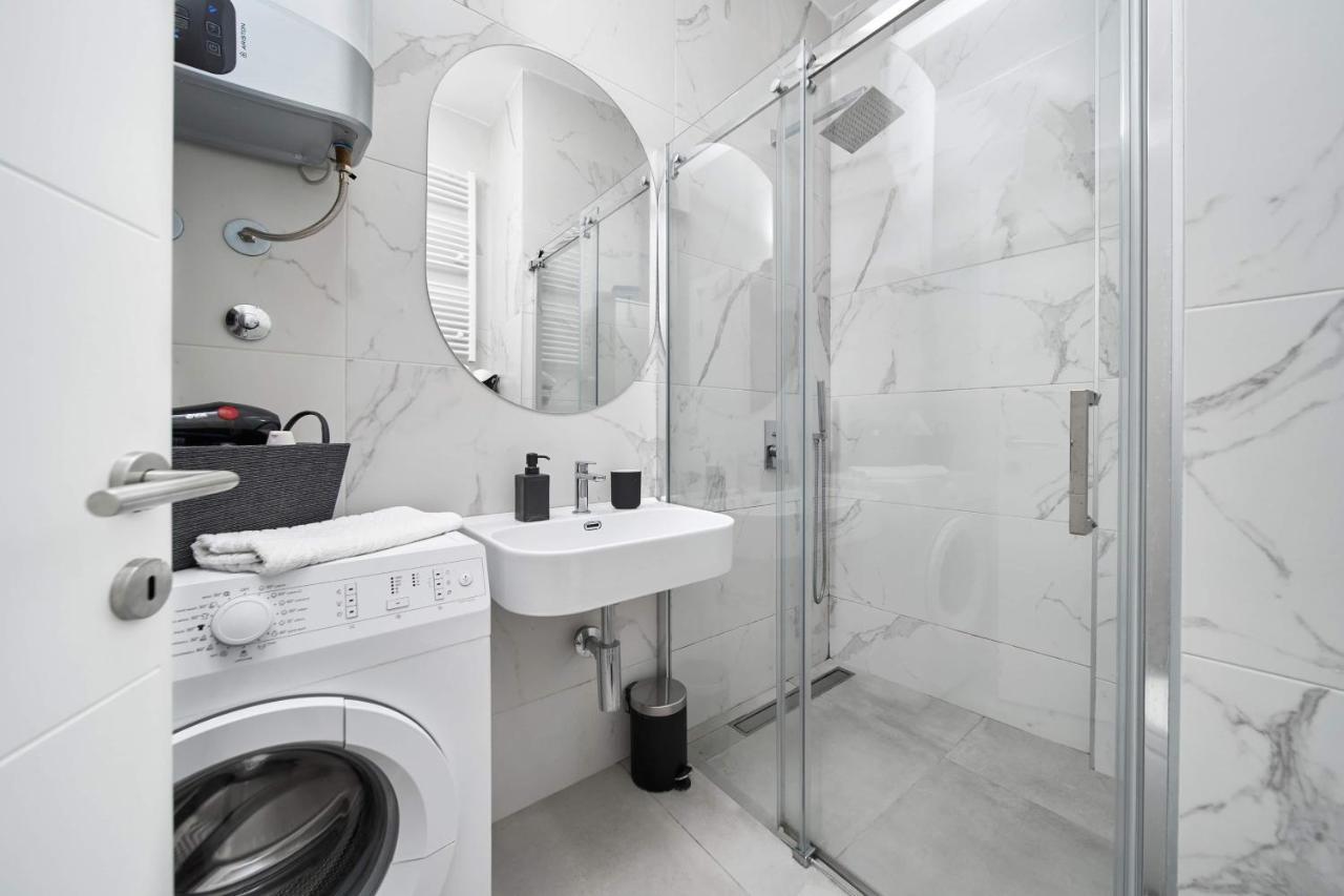 Modern Living Apt - Emberly - Private Parking ノヴィ・サド エクステリア 写真