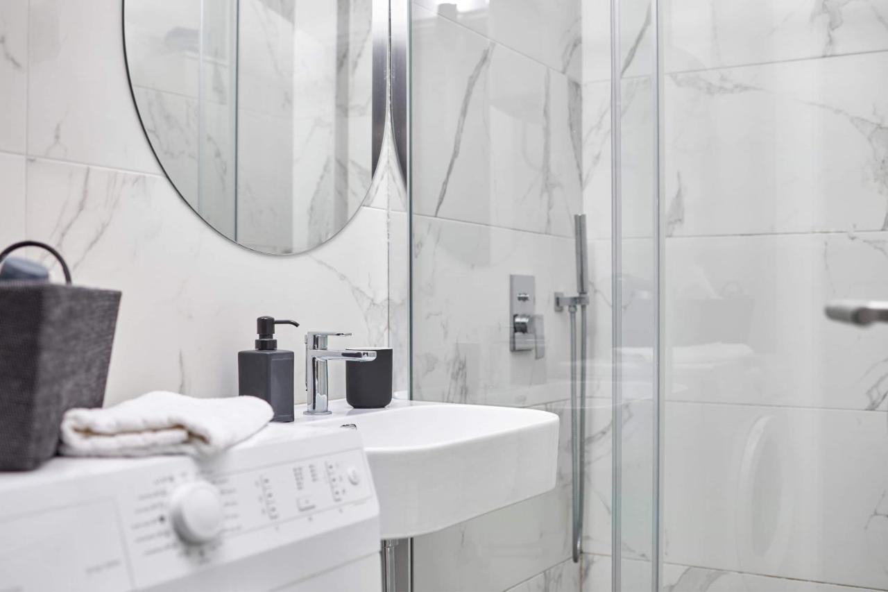 Modern Living Apt - Emberly - Private Parking ノヴィ・サド エクステリア 写真
